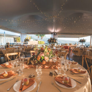 Photo d'un mariage à La Réunion – Décoration florale, Chaises crossback, Guirlandes lumineuses