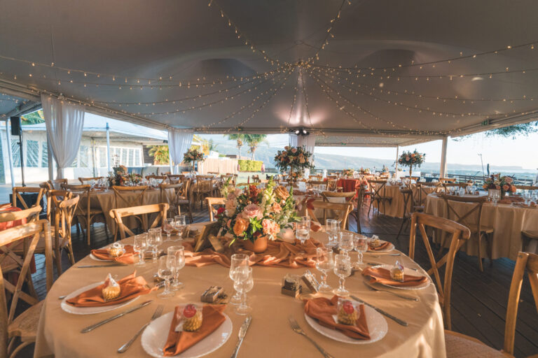 Photo d'un mariage à La Réunion – Décoration florale, Chaises crossback, Guirlandes lumineuses