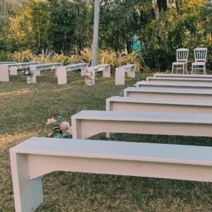 Photo d'une cérémonie laïque à La Réunion – Bancs de cérémonies blancs