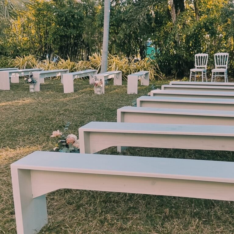 Photo d'une cérémonie laïque à La Réunion – Bancs de cérémonies blancs