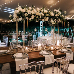 Photo d'un mariage à La Réunion – Décoration florale, Chaises napoléon transparentes, Tables bois rectangulaires