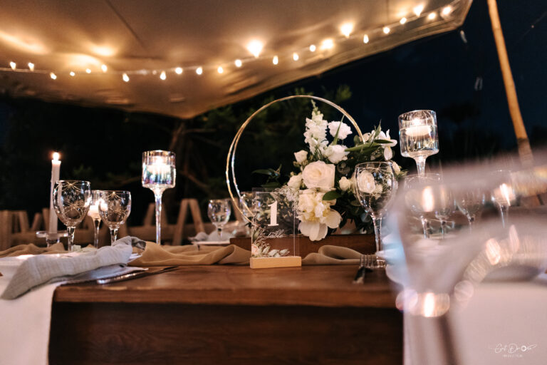 Photo d'un mariage à La Réunion – Nom de table – Décoration florale