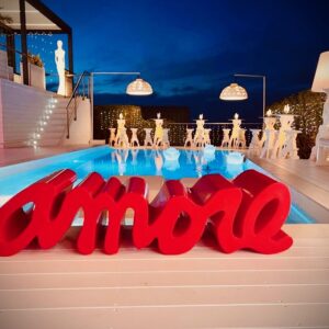 Banquette AMORE, Lampe MADAME of Love, Lustre DAME OF LOVE