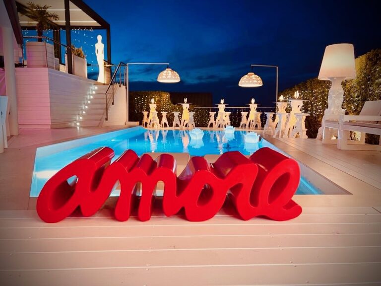 Banquette AMORE, Lampe MADAME of Love, Lustre DAME OF LOVE