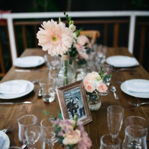 Photo d'un mariage à La Réunion – Nom de table – Tables bois rectangulaires
