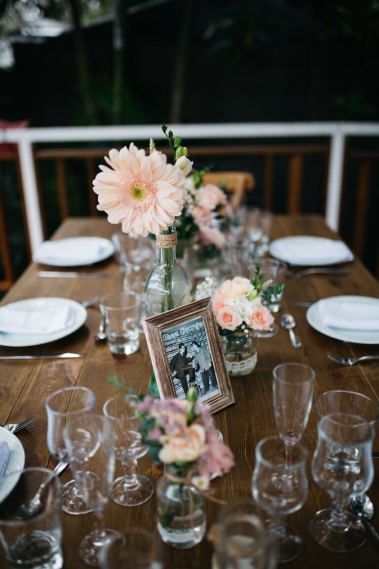 Photo d'un mariage à La Réunion – Nom de table – Tables bois rectangulaires