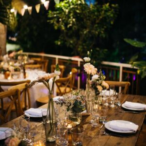 Photo d'un mariage à La Réunion – Tables bois rectangulaires, Chaises crossback