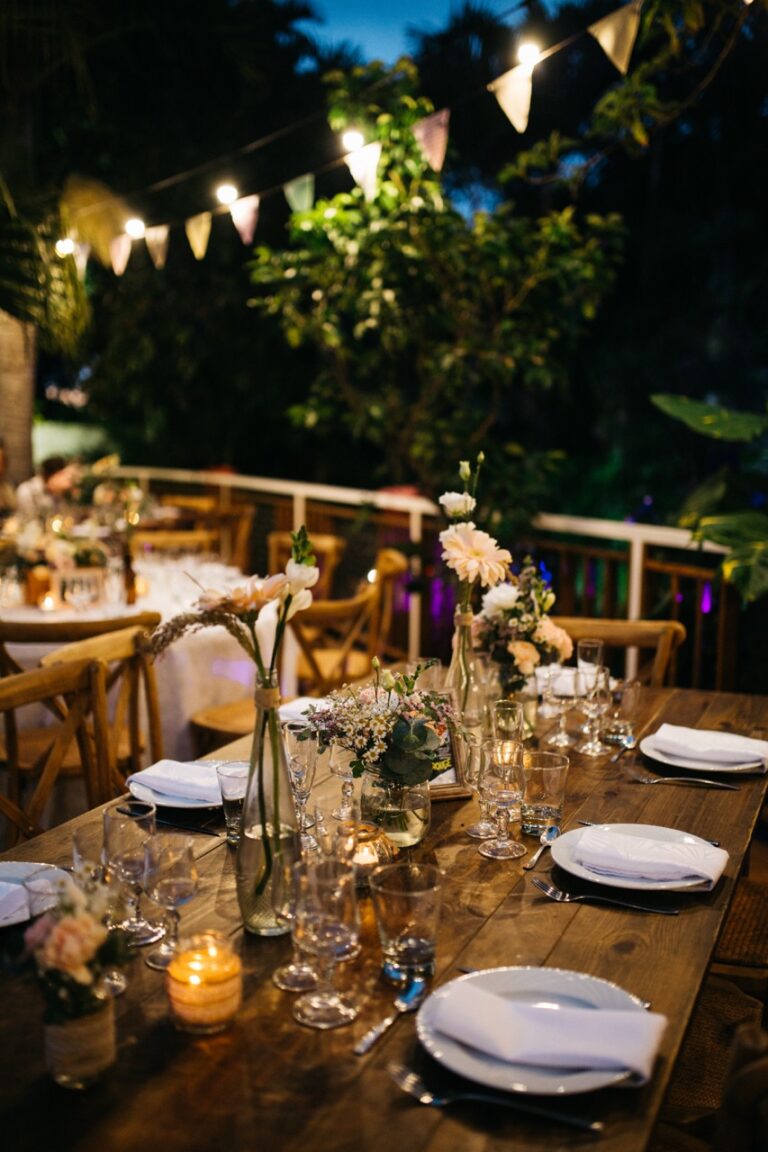 Photo d'un mariage à La Réunion – Tables bois rectangulaires, Chaises crossback