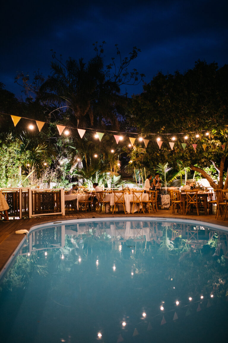 Photo d'un mariage à La Réunion – Chaises crossback