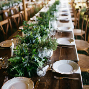 Photo d'un mariage à La Réunion – Grande tablée – Chaises crossback, Tables bois rectangulaires, Pack vaisselle mix fleurs/dorés