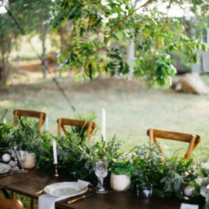 Photo d'un mariage à La Réunion – Chaises crossback, Tables bois rectangulaires