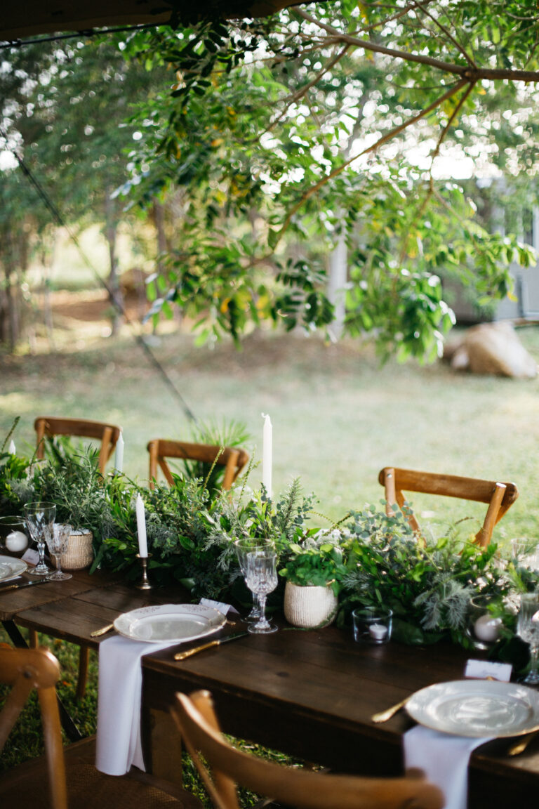 Photo d'un mariage à La Réunion – Chaises crossback, Tables bois rectangulaires