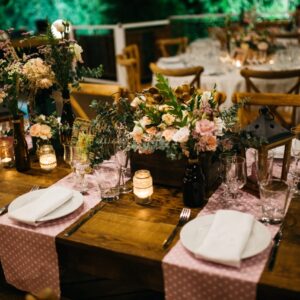Photo d'un mariage à La Réunion – Tables bois rectangulaires, Chaises crossback