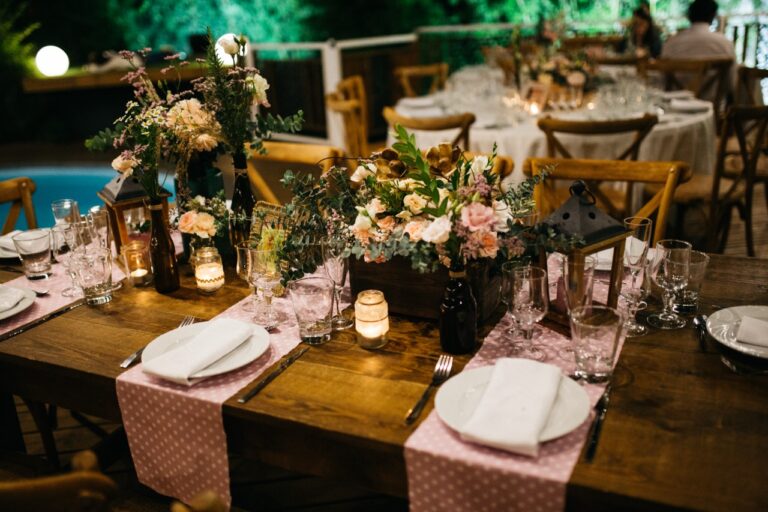 Photo d'un mariage à La Réunion – Tables bois rectangulaires, Chaises crossback