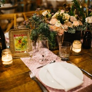 Photo d'un mariage à La Réunion – Nom de table – Tables bois rectangulaires