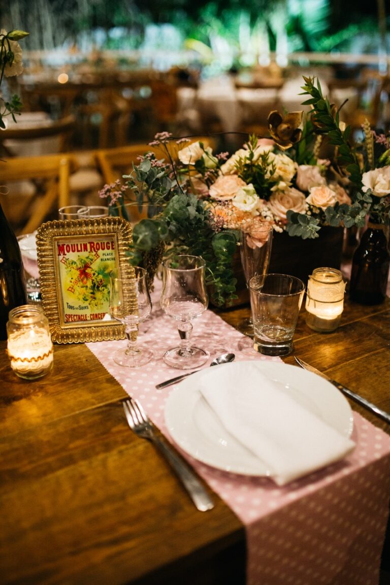 Photo d'un mariage à La Réunion – Nom de table – Tables bois rectangulaires
