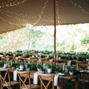 Photo d'un mariage à La Réunion – Tentes nomades, Guirlandes lumineuses, Chaises crossback