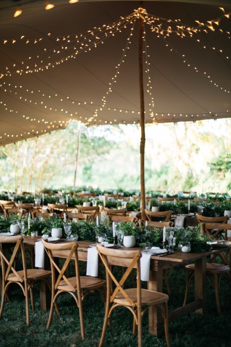 Photo d'un mariage à La Réunion – Tentes nomades, Guirlandes lumineuses, Chaises crossback