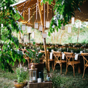 Photo d'un mariage à La Réunion – Plan de tables – Tentes nomades, Chaises crossback