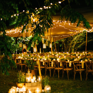 Photo d'un mariage à La Réunion – Tentes nomades, Chaises crossback, Guirlandes lumineuses