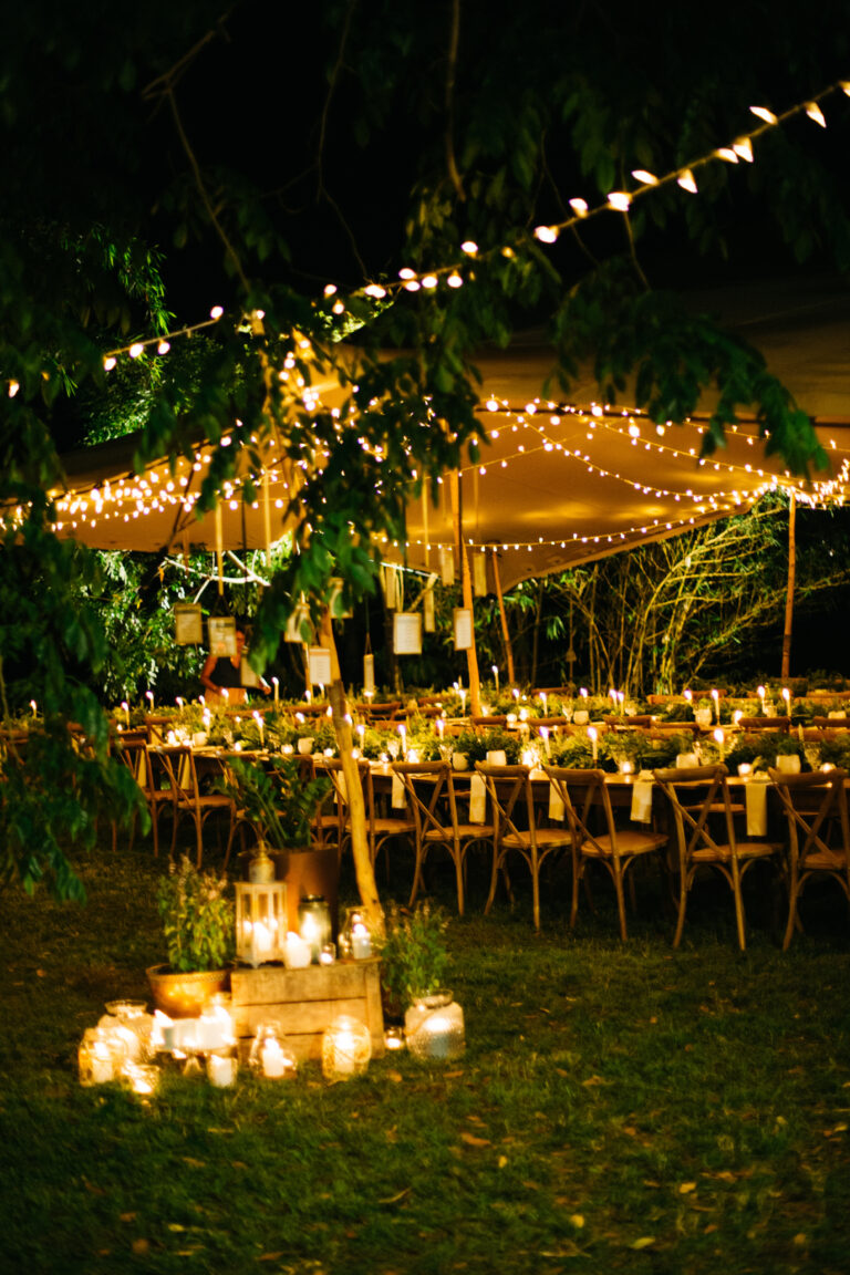 Photo d'un mariage à La Réunion – Tentes nomades, Chaises crossback, Guirlandes lumineuses