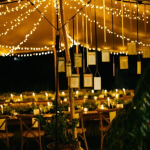 Photo d'un mariage à La Réunion – Plan de tables – Tentes nomades, Guirlandes lumineuses