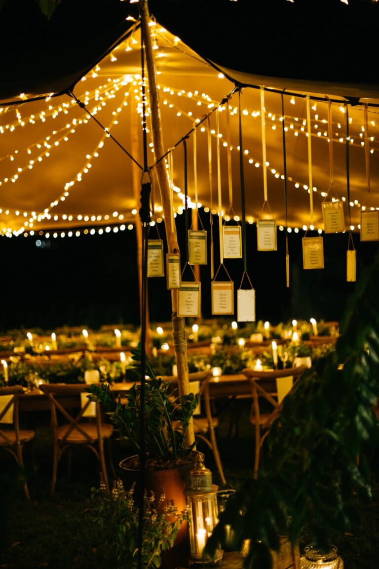 Photo d'un mariage à La Réunion – Plan de tables – Tentes nomades, Guirlandes lumineuses