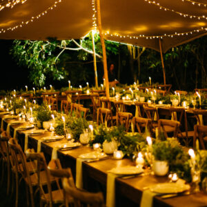 Photo d'un mariage à La Réunion – Grande tablée – Tentes nomades, Guirlandes lumineuses, Chaises crossback