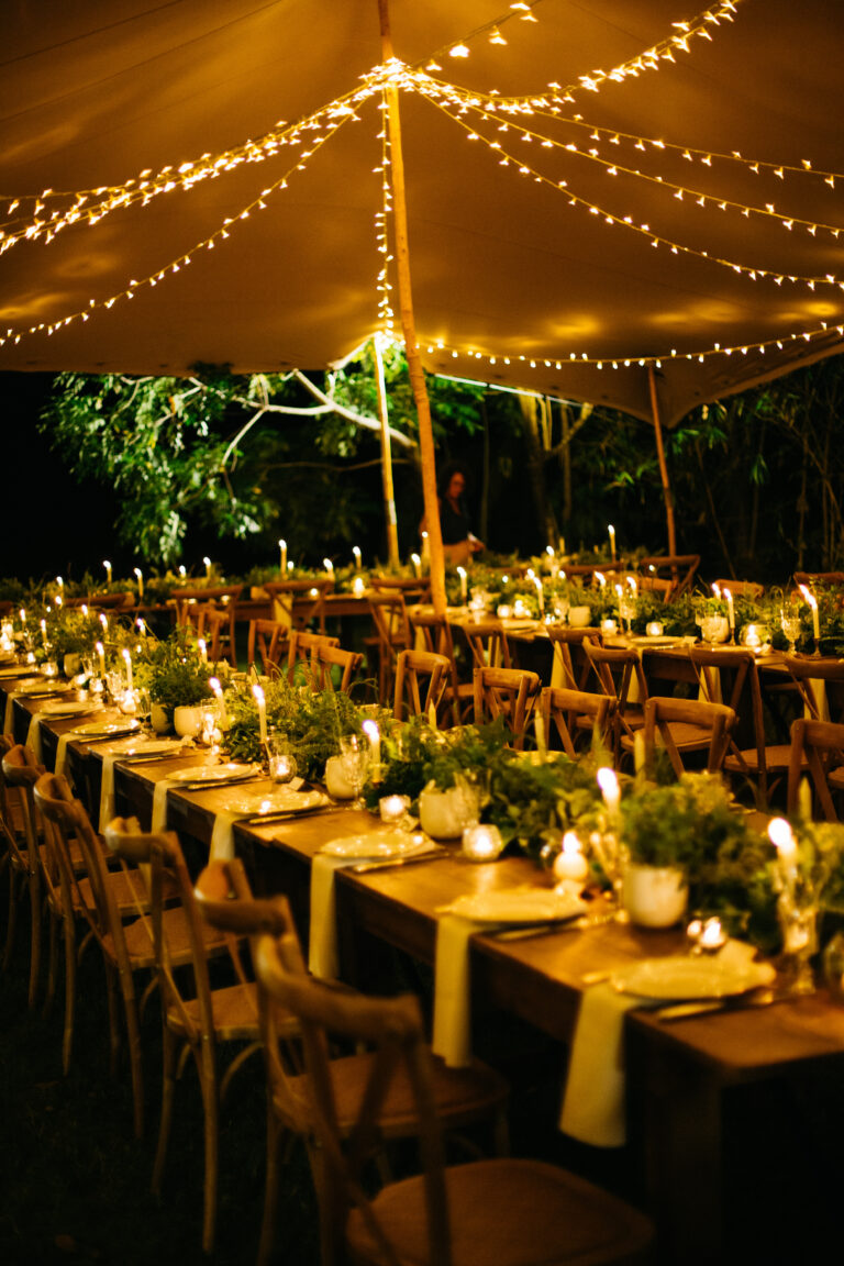 Photo d'un mariage à La Réunion – Grande tablée – Tentes nomades, Guirlandes lumineuses, Chaises crossback