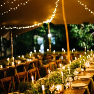 Photo d'un mariage à La Réunion – Tentes nomades, Guirlandes lumineuses, Tables bois rectangulaires