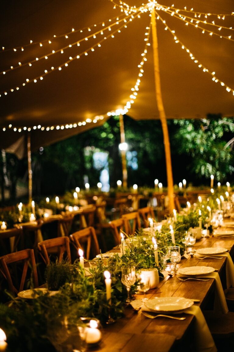 Photo d'un mariage à La Réunion – Tentes nomades, Guirlandes lumineuses, Tables bois rectangulaires