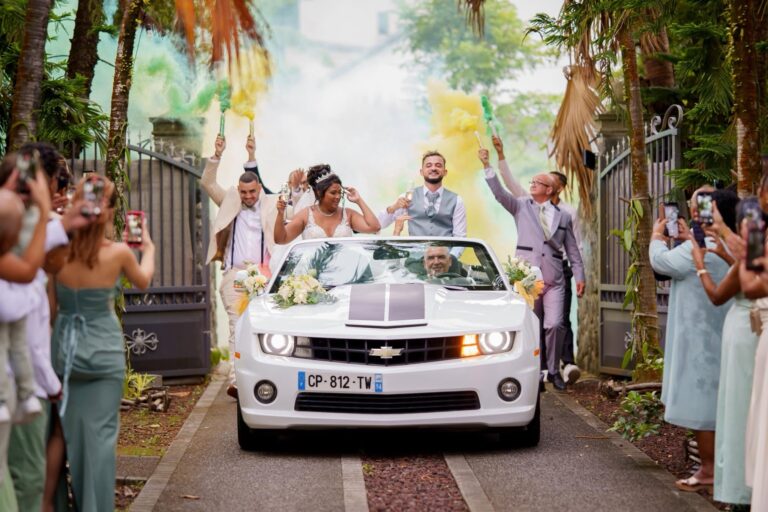 Photo d'un mariage à La Réunion – couple – Chevrolet Camaro V8 cabriolet