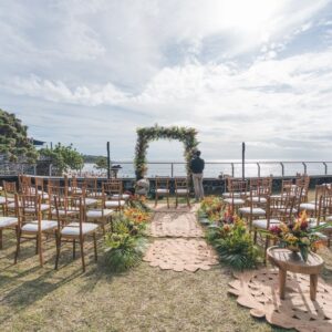 Photo d'une cérémonie laïque à La Réunion – Décoration florale, Chaises chiavari bois cérusés