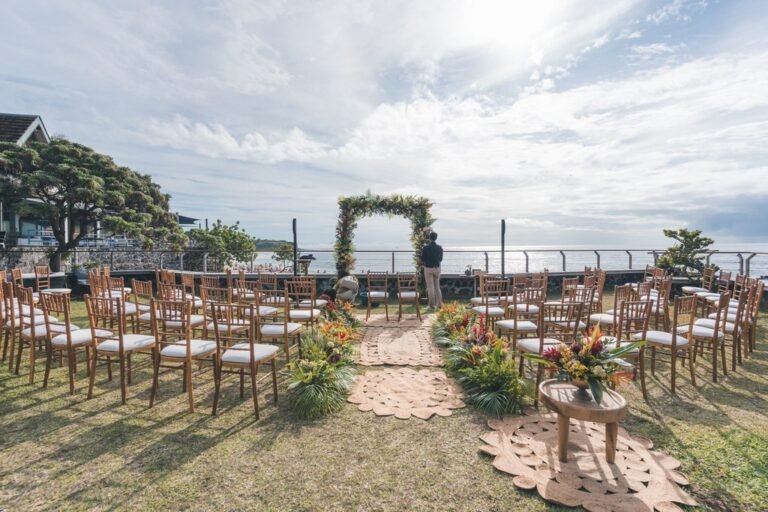 Photo d'une cérémonie laïque à La Réunion – Décoration florale, Chaises chiavari bois cérusés