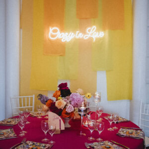 Photo d'un mariage à La Réunion – Décoration florale, Néon CRAZY IN LOVE