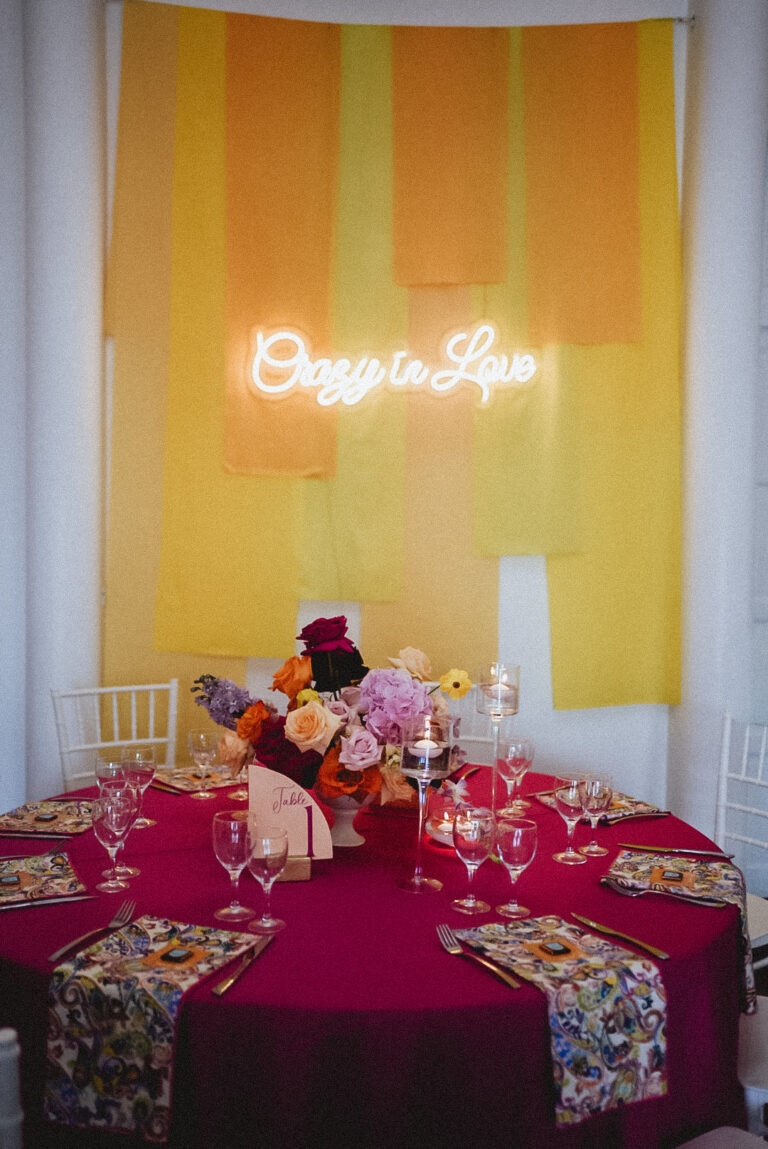 Photo d'un mariage à La Réunion – Décoration florale, Néon CRAZY IN LOVE