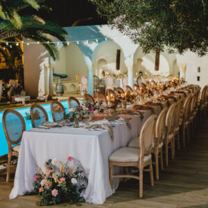 Photo d'un mariage à La Réunion – Décoration florale, Chaises médaillon bois cérusés