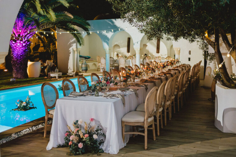Photo d'un mariage à La Réunion – Décoration florale, Chaises médaillon bois cérusés