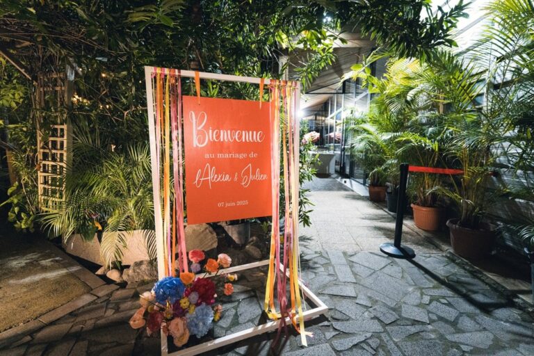 Photo d'un mariage à La Réunion – Panneau de bienvenue – Décoration florale