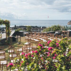 Photo d'une cérémonie laïque à La Réunion – Décoration florale, Chaises chiavari bois cérusés