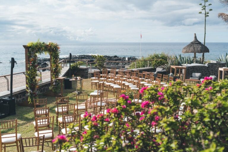 Photo d'une cérémonie laïque à La Réunion – Décoration florale, Chaises chiavari bois cérusés