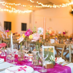 Photo d'un mariage à La Réunion – Décoration florale, Chaises crossback, Guirlandes lumineuses