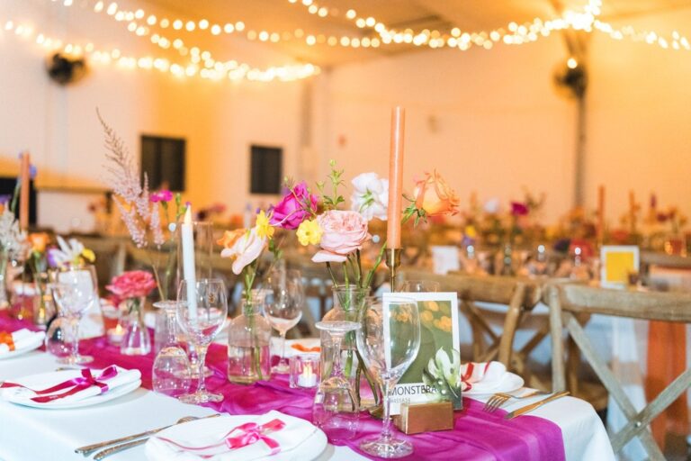 Photo d'un mariage à La Réunion – Décoration florale, Chaises crossback, Guirlandes lumineuses