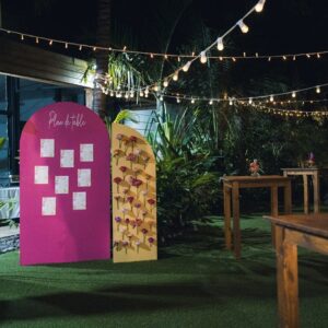 Photo d'un mariage à La Réunion – Plan de tables – Décoration florale, Mange-debout en bois carré, Guinguettes