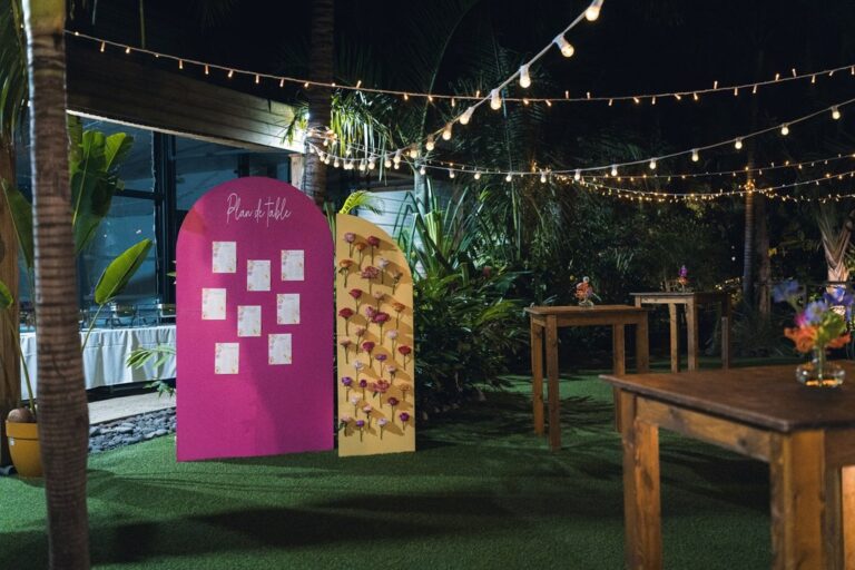 Photo d'un mariage à La Réunion – Plan de tables – Décoration florale, Mange-debout en bois carré, Guinguettes