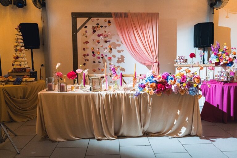 Photo d'un mariage à La Réunion – Table d'honneur – Décoration florale
