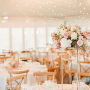 Photo d'un mariage à La Réunion – Centre de table en hauteur – Chaises crossback