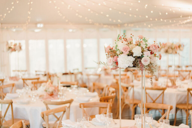 Photo d'un mariage à La Réunion – Centre de table en hauteur – Chaises crossback