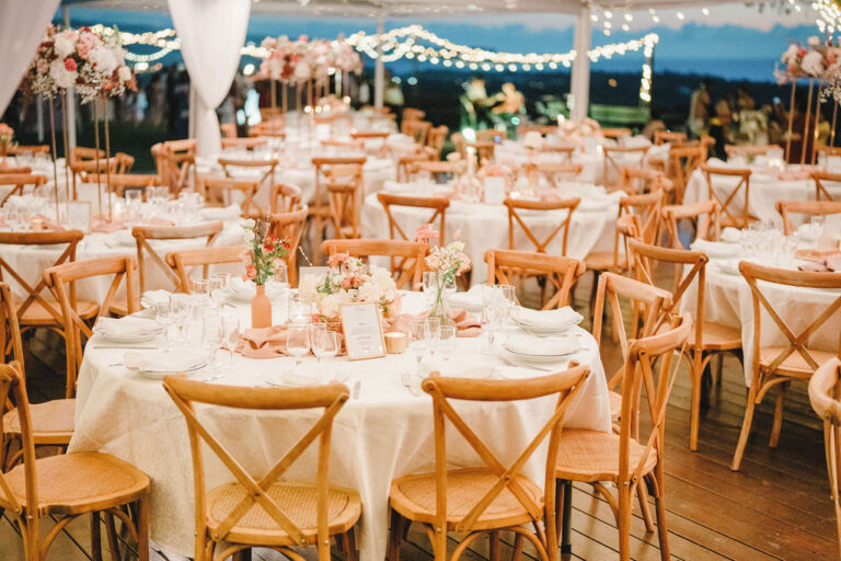 Photo d'un mariage à La Réunion – Chaises crossback