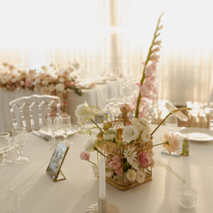 Photo d'un mariage à La Réunion – Centre de table – Chaises napoléon transparentes